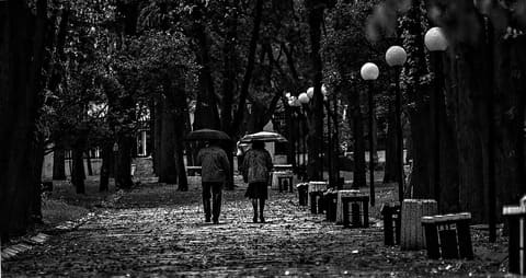 couple marchant sous la pluie avec des parapluies