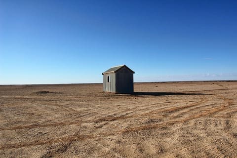 une cabane dans un paysage désert