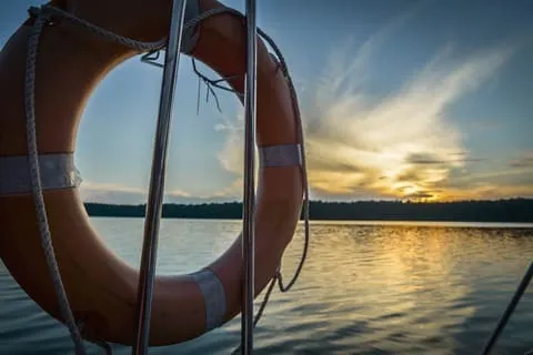 une bouée sur un bateau en mer