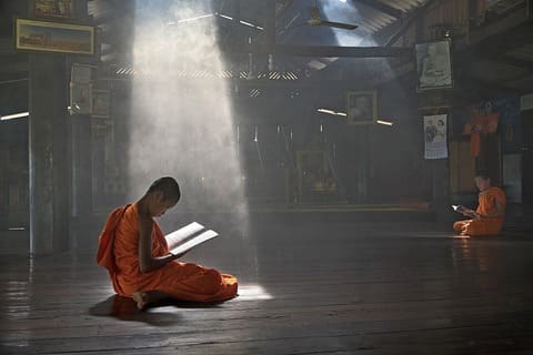 moines pratiquants dans un temple Theravada