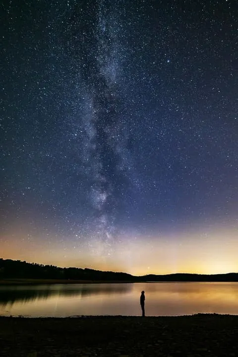 personne contemplant le ciel étoilé