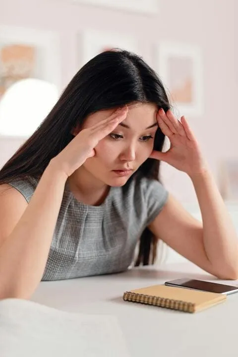 jeune femme aux prises avec des préoccupations