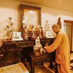 un bel autel bouddhiste