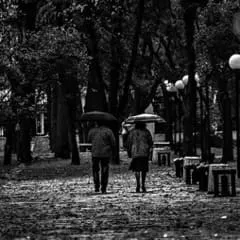 couple marchant sous la pluie avec des parapluies