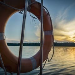 une bouée sur un bateau en mer