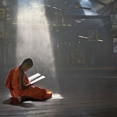 moines pratiquants dans un temple Theravada