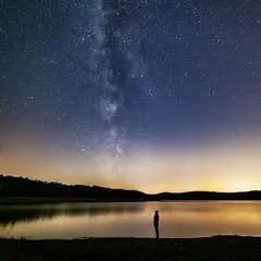 personne contemplant le ciel étoilé