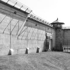 cours de prison en noir et blanc