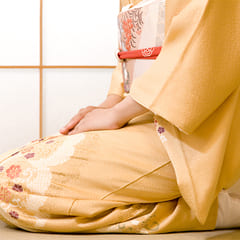 femme en kimono assise en seiza