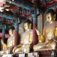 Statues de probablement Amida, Shakyamuni et Yakushi dans un temple coréen