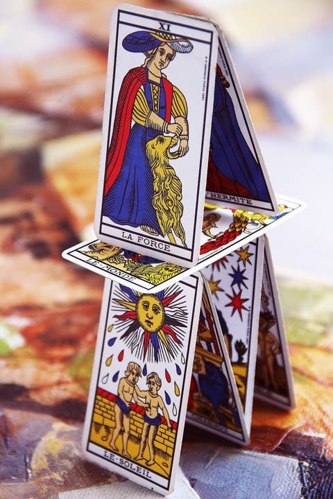 pyramide de cartes de tarot